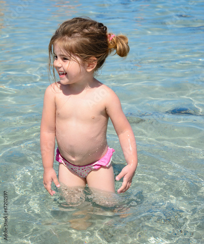 Bambina al mare photo