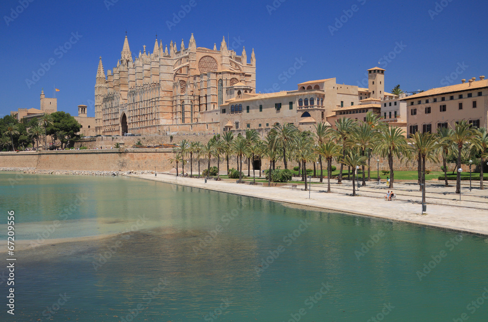 Park-de-la Mar and Cathedral . Palma-de-Majorca, Spain