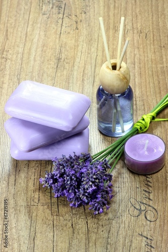 Fototapeta Naklejka Na Ścianę i Meble -  verschiedene Lavendelprodukte auf Holztisch	