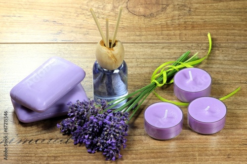 Fototapeta Naklejka Na Ścianę i Meble -  verschiedene Lavendelprodukte auf Holztisch