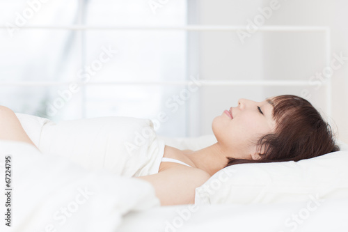 眠る女性