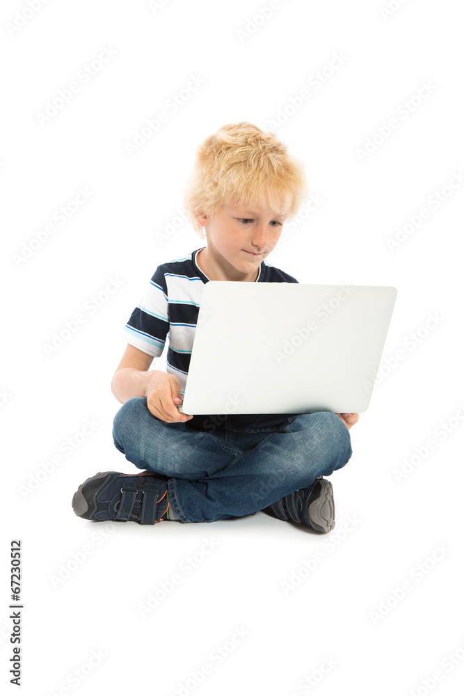 Kleiner Junge mit Notebook