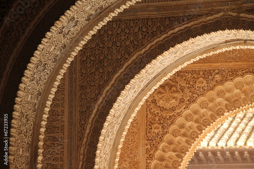 Detalle del interior de un arco en la Alhambra de Granada, España photo