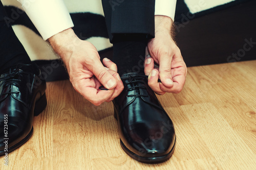 Business man dressing up with classic  elegant shoes