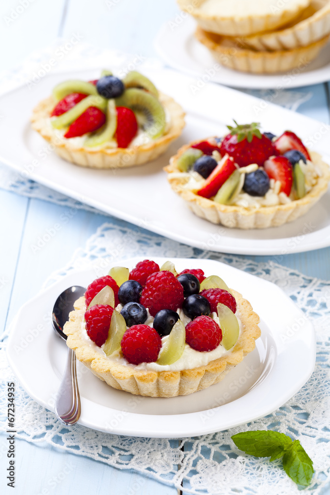 Delicious tartlets with fruit and cream mascaropne Delicious tartlets with fruit and cream mascaropne