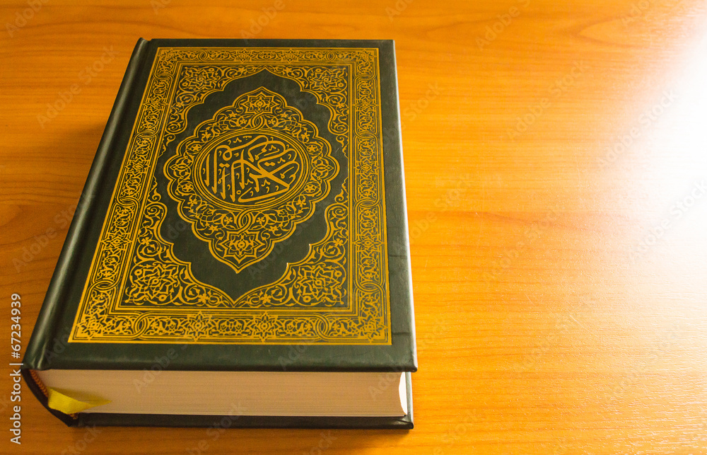 Fototapeta premium quran on the wooden table