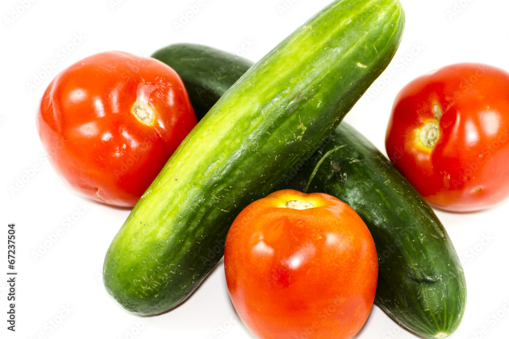 Frische Rote Tomaten und Grüne Gurken