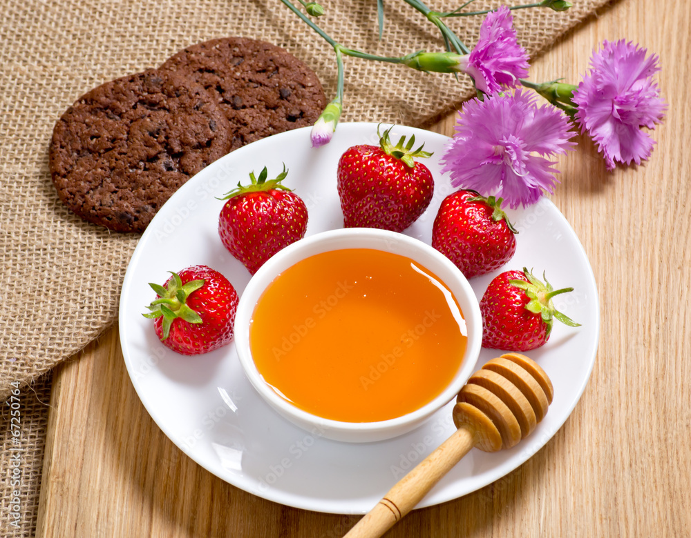 Strawberries, honey, cookies and cloves Strawberries, honey, cookies and cloves