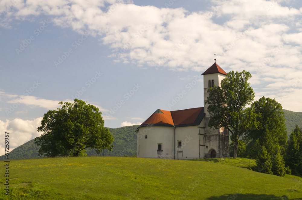 Kościół na wzgórzu w Alpach Słoweńskich