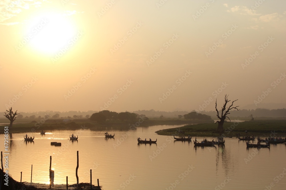 Fototapeta premium Sunset on the boat, view from U Bein Bridge