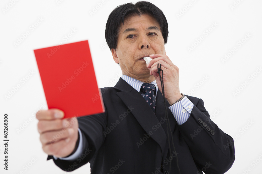 レッドカードを出す男性