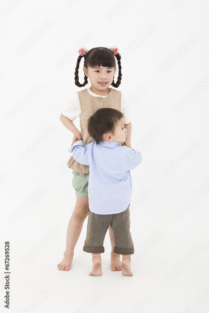 仲良く遊ぶ男の子と女の子 仲良く遊ぶ男の子と女の子