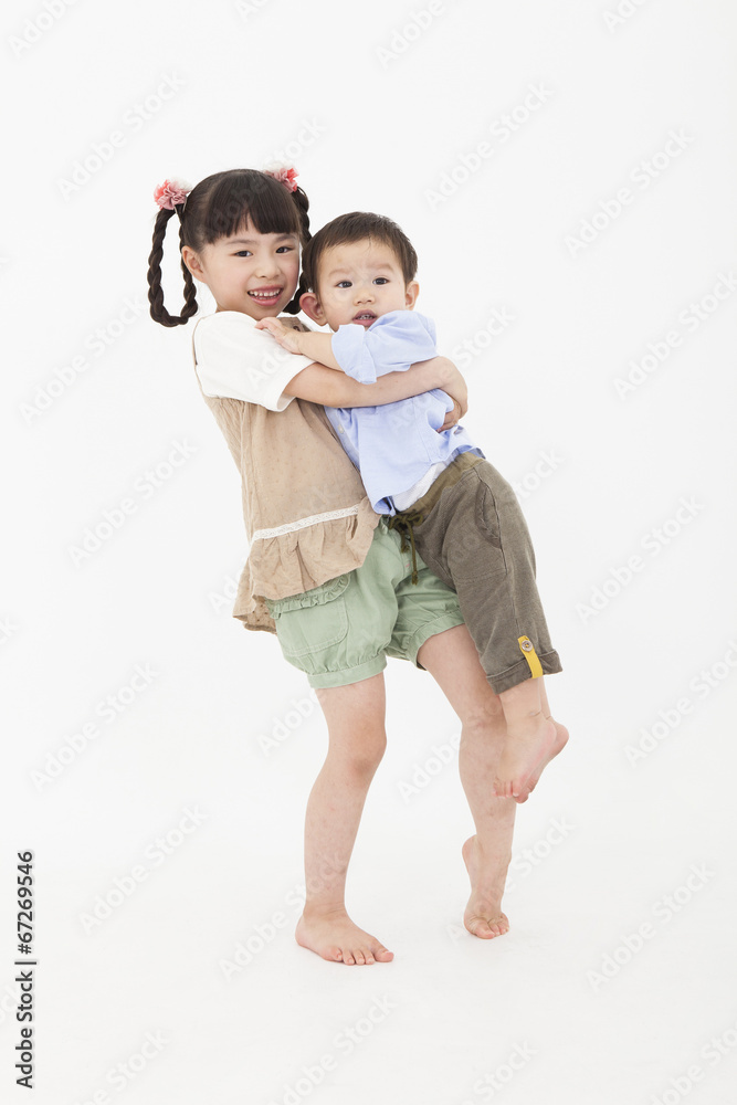 仲良く遊ぶ男の子と女の子 仲良く遊ぶ男の子と女の子