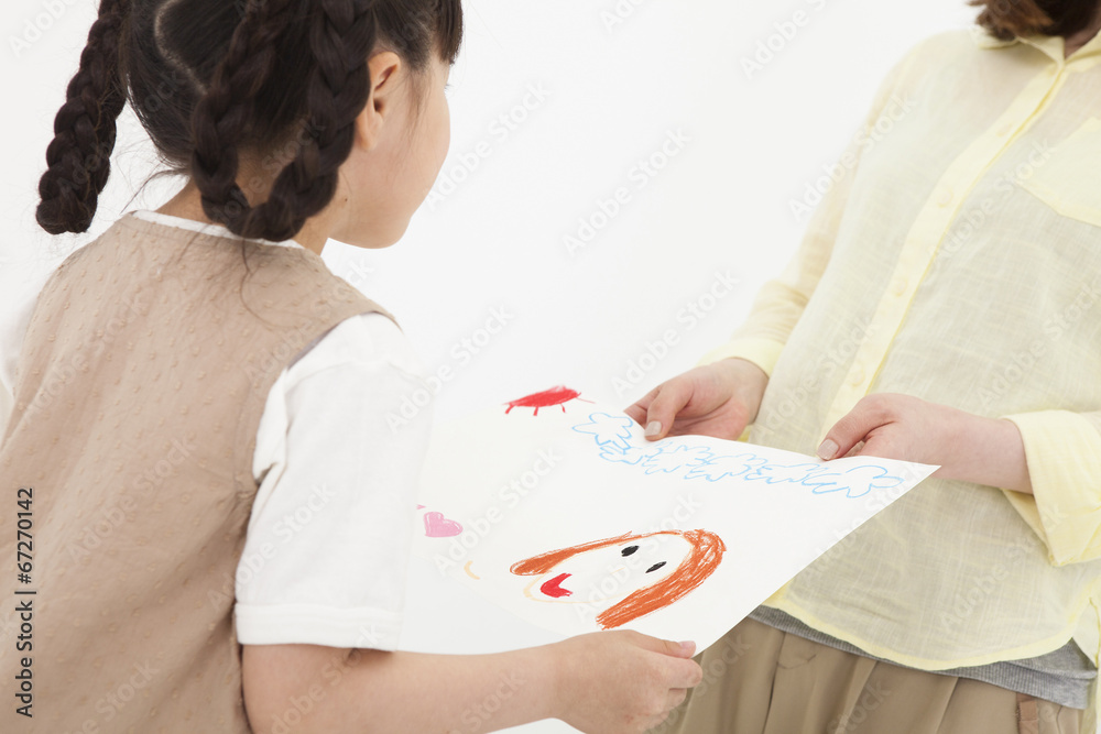似顔絵をプレゼントする女の子 似顔絵をプレゼントする女の子