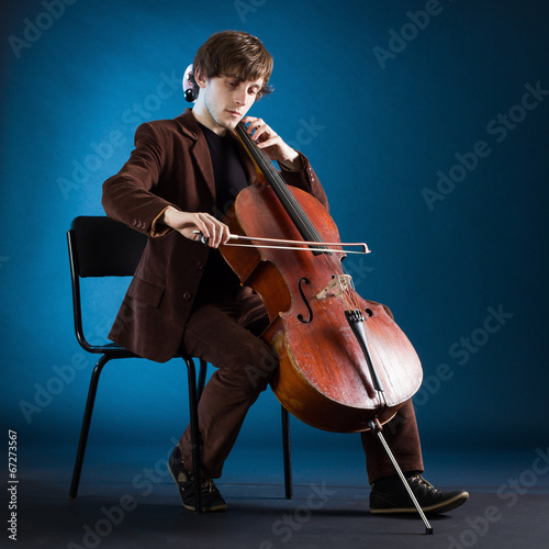 Billede på lærred Cellist playing classical music on cello