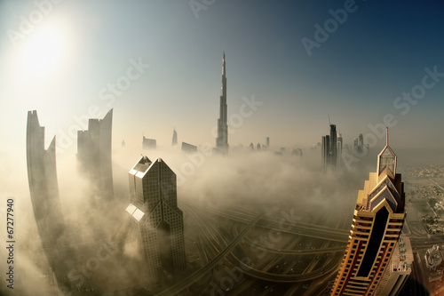 Panoramę Dubaju we mgle