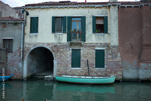 Fototapeta Naklejka Na Ścianę i Meble -  The streets of Venice before the night.