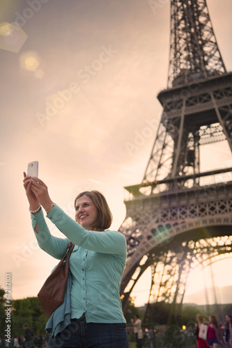Photography mature woman taking a selfie with the eiffel tower paris