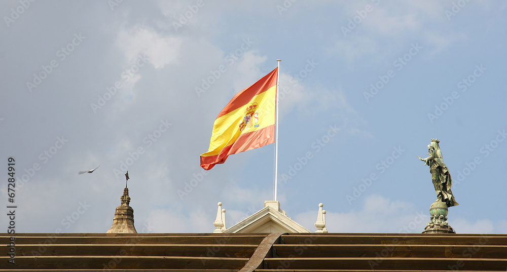 Bandera de España ondeando al viento