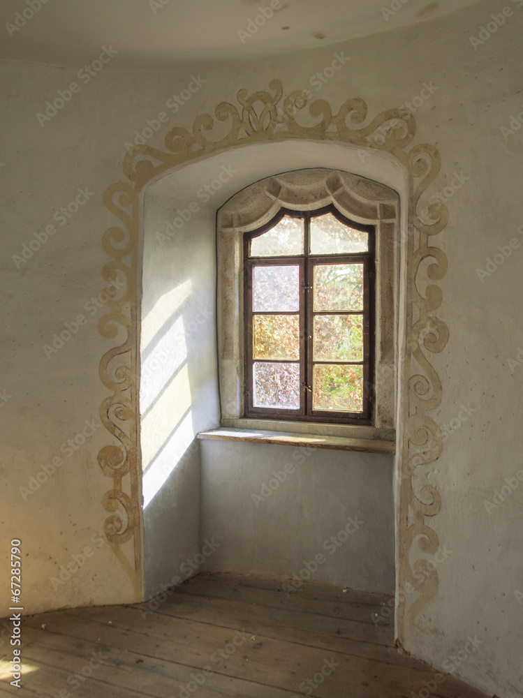 Mittelalterliches Turmfenster, sonnendurchstrahlt und von innen