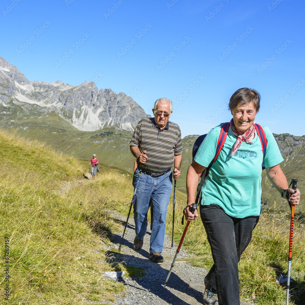 fröhliche Senioren beim Bergwandern