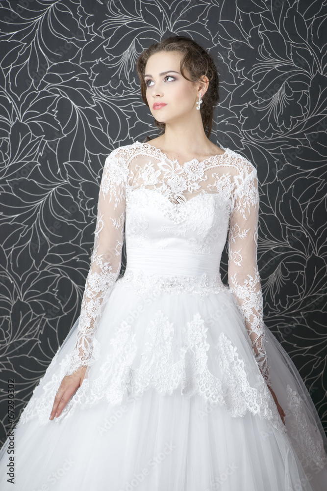 Fototapeta premium Beautiful woman in white wedding dress