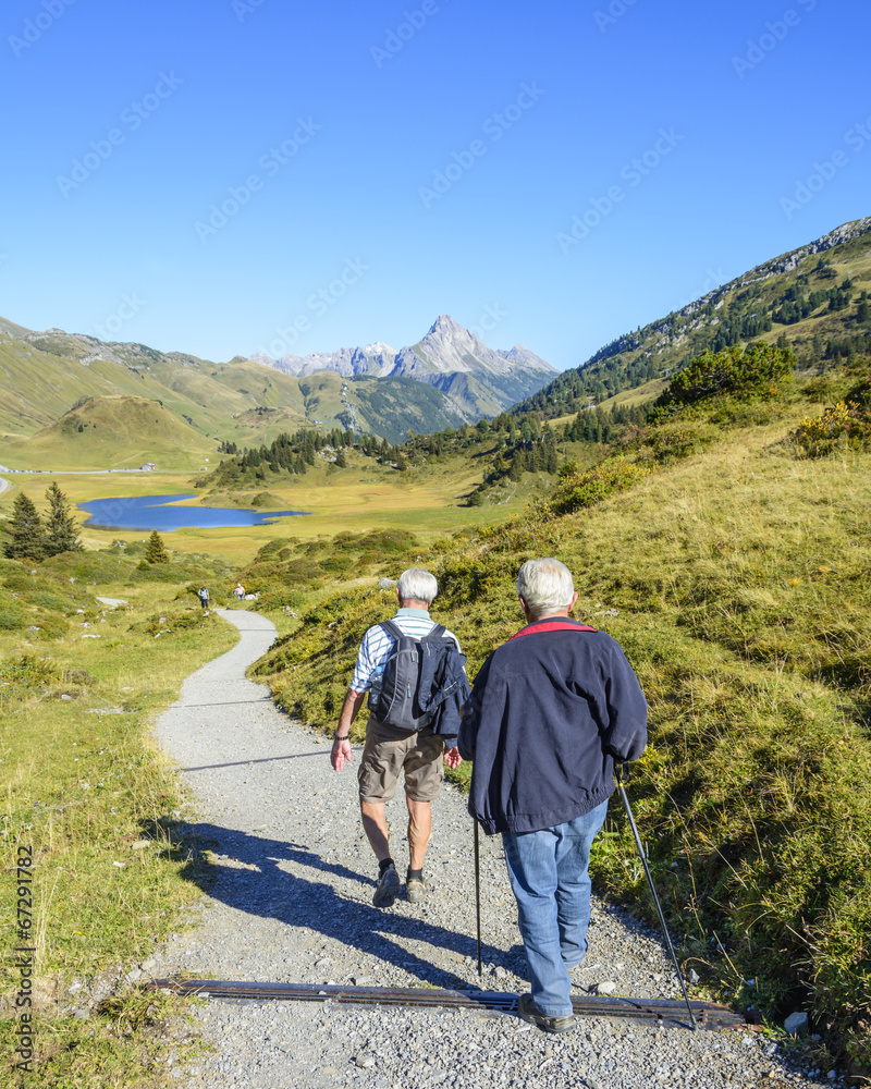 Naklejka premium Zwei Wanderer im Gebirge