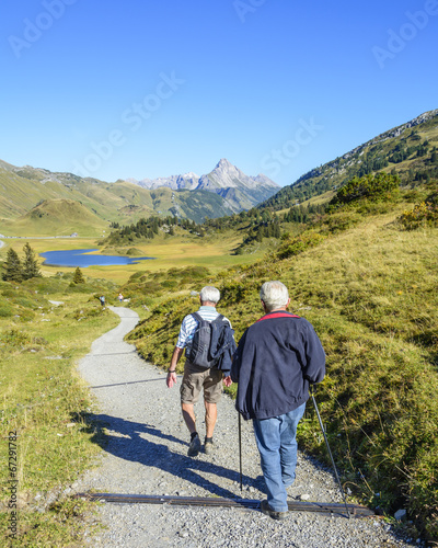 Zwei Wanderer im Gebirge