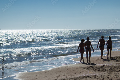 Foto girls silhouettes on beach