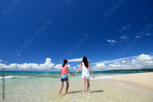 南国沖縄のビーチで遊ぶ親子