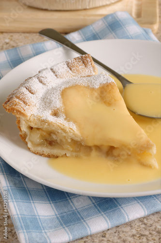 Papier peint Apple pie and custard a traditional British dessert