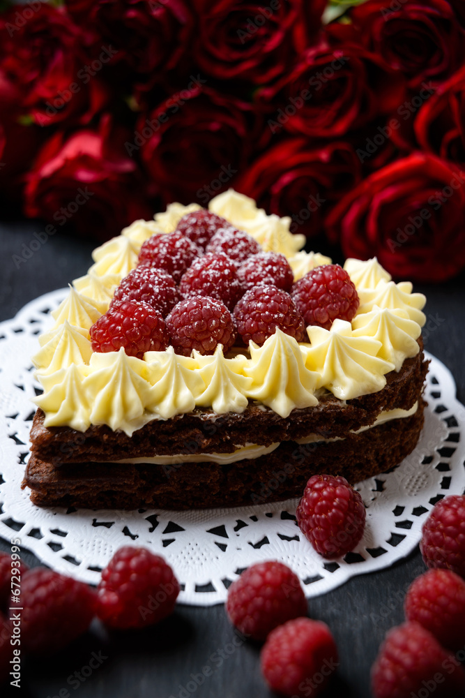 Schokoladentorte mit Vanillecreme und Himbeeren Schokoladentorte mit Vanillecreme und Himbeeren