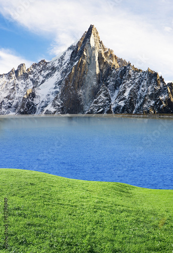 Gipfel mit Spiegelung im Bergsee