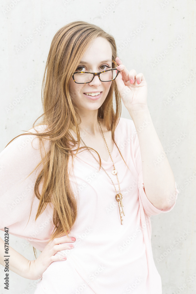 junge Frau mit langen roten Haaren und Brille - obrazy, fototapety, plakaty 