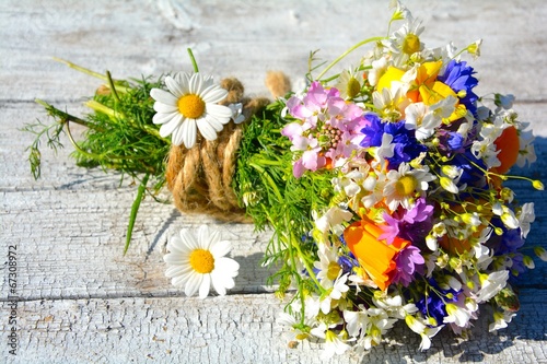Fototapeta Naklejka Na Ścianę i Meble -  Glückwunschkarte Sommer Blumenstrauß - Wildblumenstrauß auf Holzuntergrund