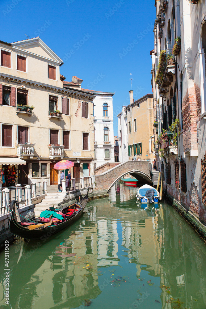 Gondel in een kanaal in Venetië