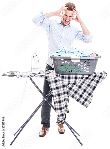 Mann überfordert mit Haushalt