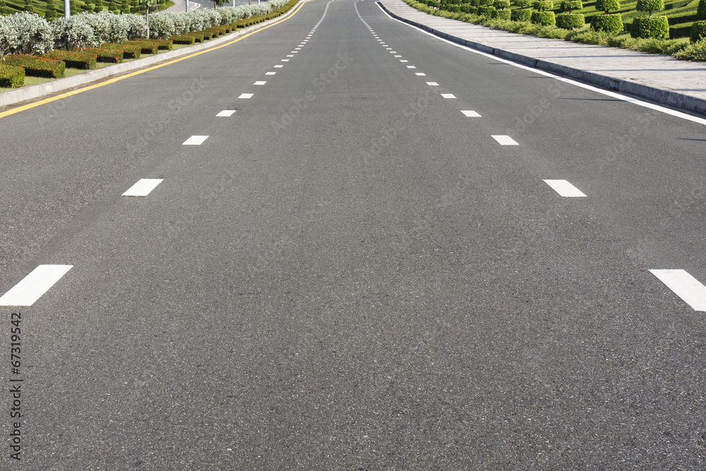 Dividing line on surface road
