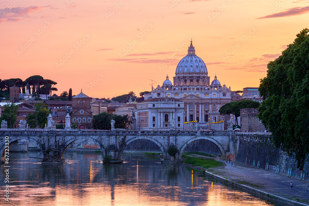 Fototapeta premium Night view at St. Peter's cathedral in Rome, Italy