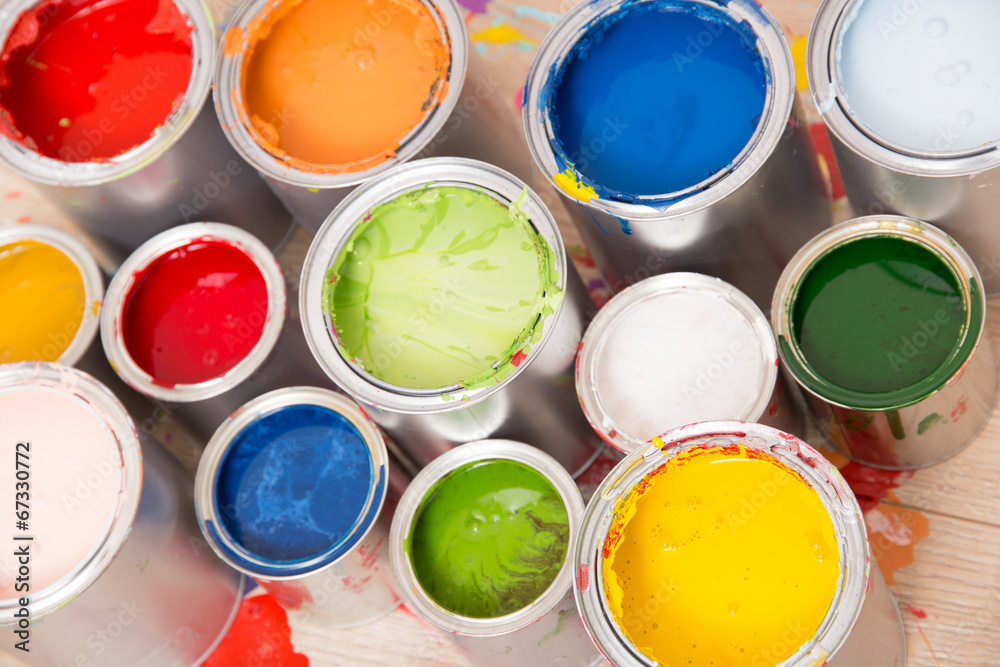 Bunte Farbdosen auf Parkettboden Bunte Farbdosen auf Parkettboden