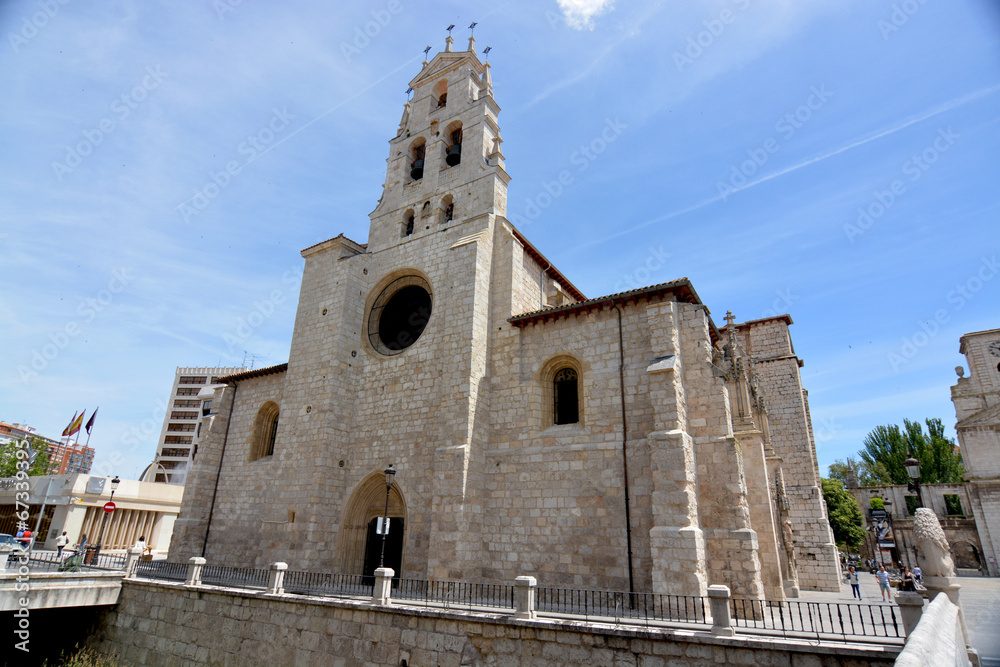 fachada de piedra de la iglesia de San Lesmes en Burgos