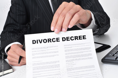 Quadro su tela lawyer showing a divorce decree