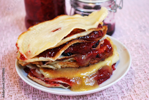 eierkuchen mit selbstgemachter  marmelade photo