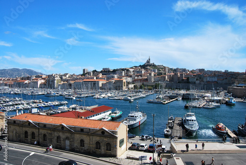 Fototapeta Naklejka Na Ścianę i Meble -  Vieux port de Marseille et Notre Dame de la Garde