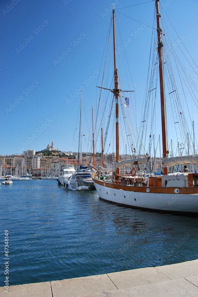 Voilier dans le vieux port de Marseille Voilier dans le vieux port de Marseille