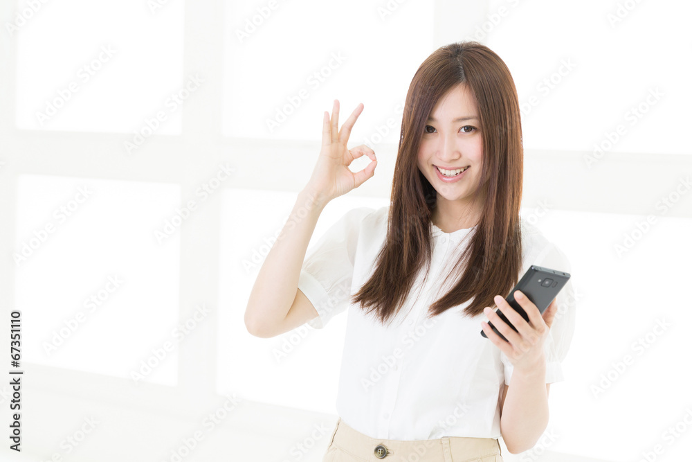 スマートフォンを見る女性