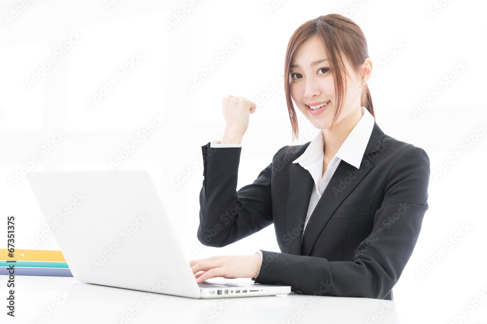 コンピューターを見る女性 ビジネス コンピューターを見る女性 ビジネス