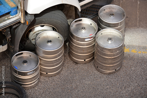 barriles de cerveza en la calle