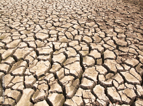 Drought breaks ground fissures