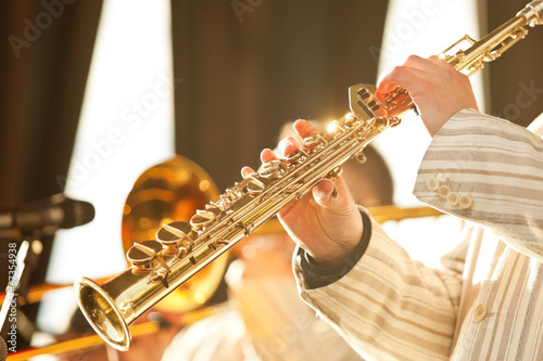 Fotografía Hands of musician playing the soprano saxophone